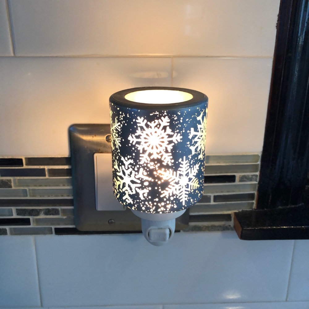 Scentsy Falling Snowflake Wax Warmer Plug In